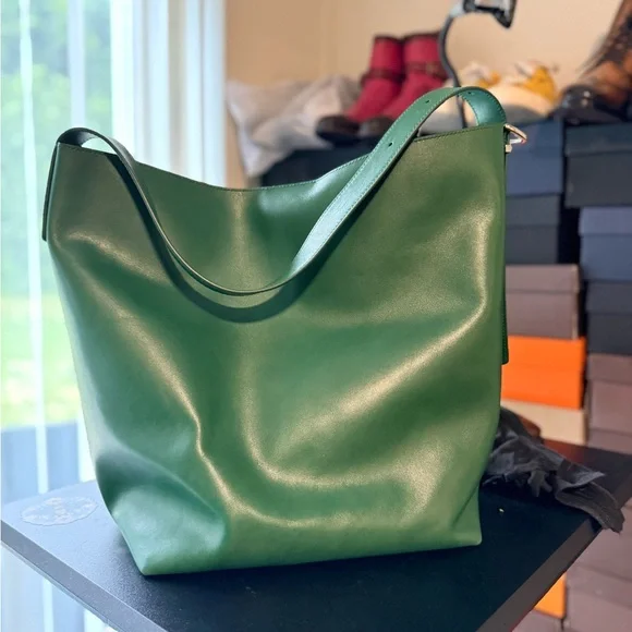 The Essential Extra Large Bucket Tote *pre-loved* - Picture 4 of 4